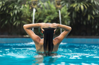 Le chlore et les cheveux : pourquoi la piscine les rend si ternes ?