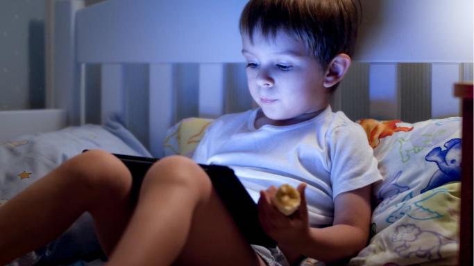 Enfants et Écrans le soir : Impact caché sur leur sommeil avant l'école - Pectino : Les vitamines et les minéraux
