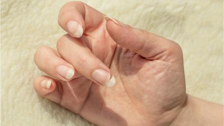 Ongles cassants en automne : les causes liées au changement de saison - Pectino : Les vitamines et les minéraux