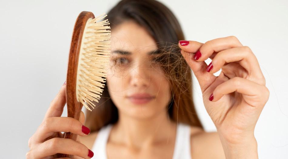 Pourquoi perd-on plus de cheveux en automne ? La chute saisonnière expliquée - Pectino : Les vitamines et les minéraux